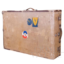 Valigia vintage rivettata in tessuto beige con adesivi                            