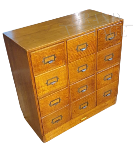 Cassettiera da ufficio vintage in legno da archivio                            