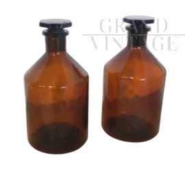 Coppia di bottiglie vintage da farmacia in vetro con tappo                            