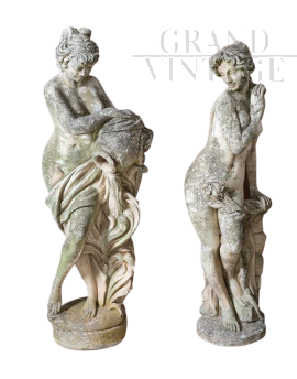 Coppia di sculture antiche da giardino con figure femminili in pietra Vicentina                            