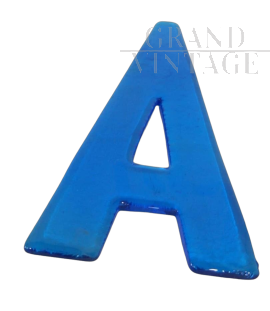 Lettera A in vetro azzurro, anni '80                            