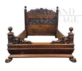 Letto matrimoniale antico in legno intagliato                            