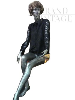 Manichino vintage seduto in plastica argento                         