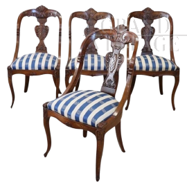 Set di quattro sedie a gondola antiche in noce intagliato                            