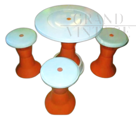 Set da salotto con tavolino e 4 sgabelli in plastica, anni '70                            