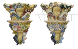 Set di due mensole con vaso in maiolica del XIX secolo                            