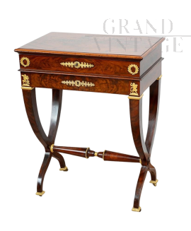 Tavolino da lavoro antico Impero Francese in piuma di mogano                            