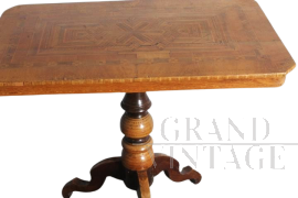 Antico tavolino da appoggio intarsiato a Rolo, Emilia Romagna XIX secolo                            