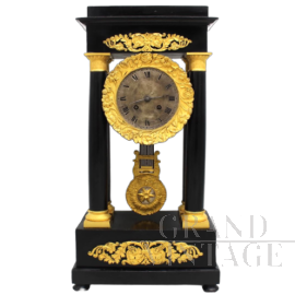 Antico orologio a pendolo portico Impero in legno e bronzo dorato, 1800