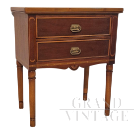 Comodino con due cassetti in stile Liberty inglese                            