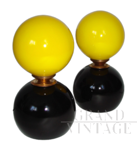 Coppia di lampade da tavolo anni '70 con sfere in vetro giallo                    
                            