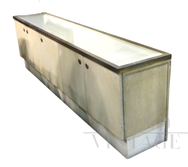 Grande credenza vintage rivestita in tessuto, vetro e ottone                            