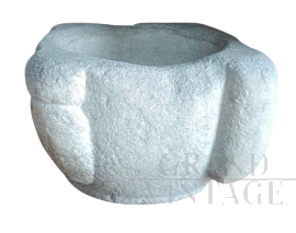 Mortaio in marmo grezzo del XVII secolo                            