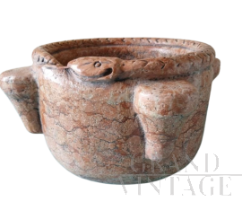 Mortaio in stile antico in marmo rosso Verona con serpente                            