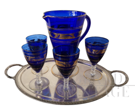 Servizio di bicchieri e caraffa in vetro di Murano blu con decori oro, metà '800                            