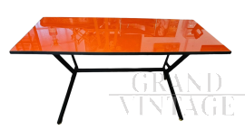 Tavolo anni '60 in ferro con piano in vetro arancione                            