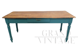 Tavolo da cucina vintage in legno di abete verde                            