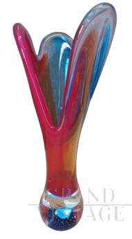 Vaso déco in vetro rosso e blu con base piena decorata                            