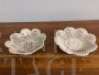 Coppia di piatti centrotavola antichi in maiolica traforata                            