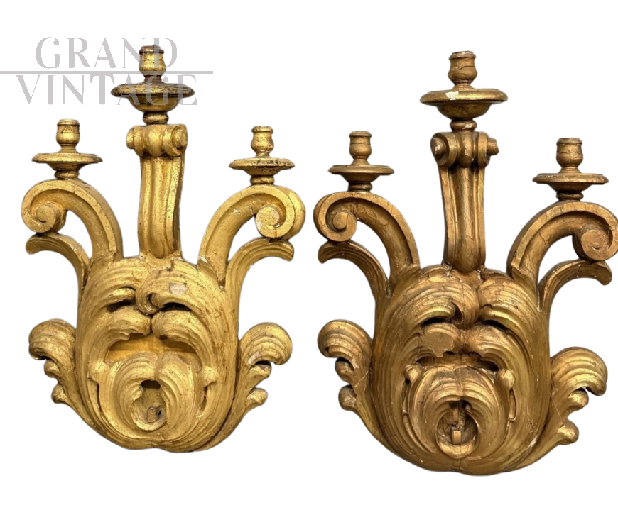 Antica coppia di grandi applique in legno dorato e intagliato, XIX secolo                            