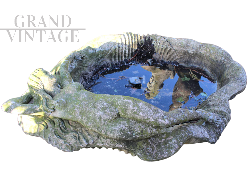 Antica vasca in conglomerato con figure femminili