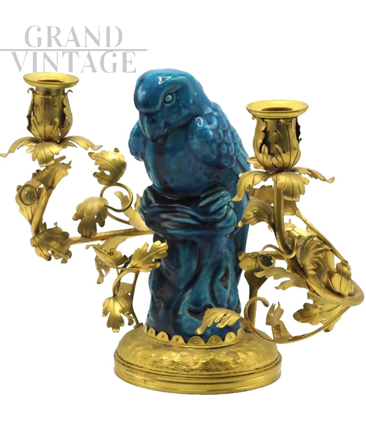 Candeliere vintage in bronzo dorato con pappagallo in porcellana blu