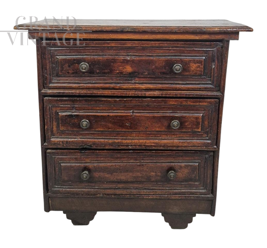 Cassettone comò alto antico italiano di fine '600 in legno di noce