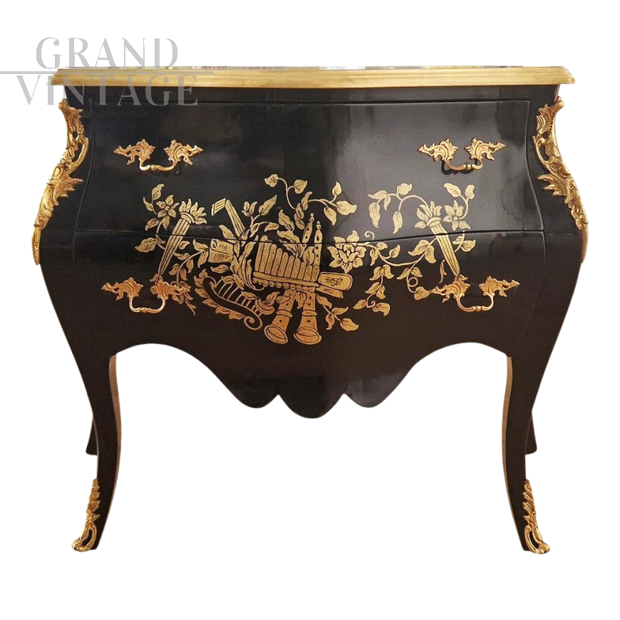 Comò in stile barocco in legno laccato nero con decorazioni dorate                            