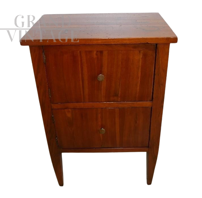 Comodino mobiletto antico in noce a due ante di epoca Luigi XVI                            