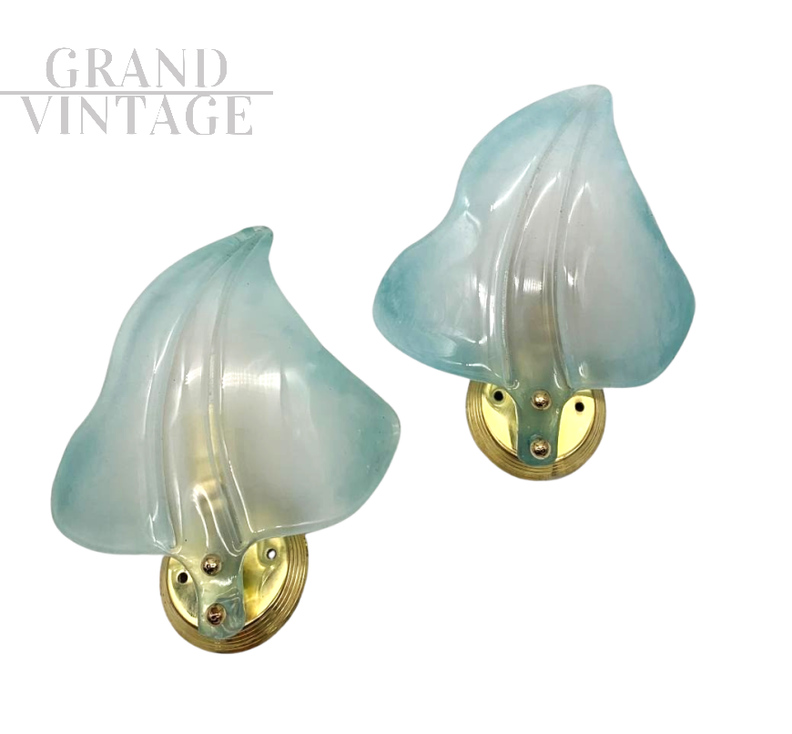 Coppia di lampade appliques a foglia in vetro di Murano azzurro, attr. Seguso                            