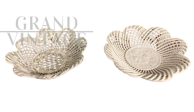 Coppia di piatti centrotavola antichi in maiolica traforata                            