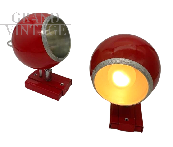 Coppia di applique a faretto attribuite a Reggiani in metallo rosso                            