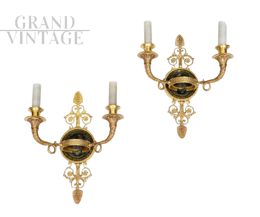 Coppia di applique antiche Impero in bronzo dorato e satinato                            