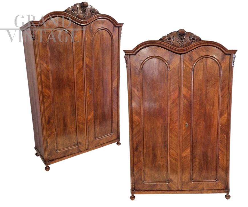 Coppia di armadi antichi dell'800 a due ante in noce scolpito                            