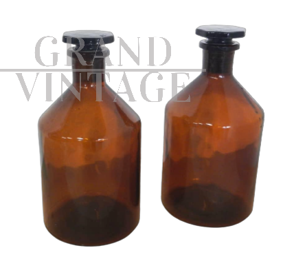 Coppia di bottiglie vintage da farmacia in vetro con tappo                            
