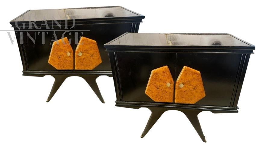 Coppia di comodini anni '50 in legno laccato nero e radica di betulla                            