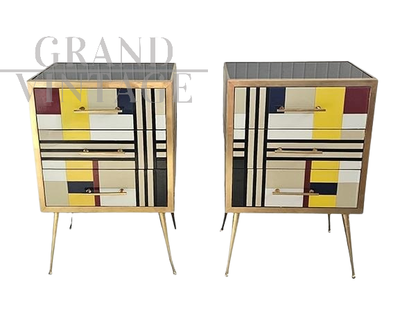 Coppia di comodini in vetro colorato con geometrie                            