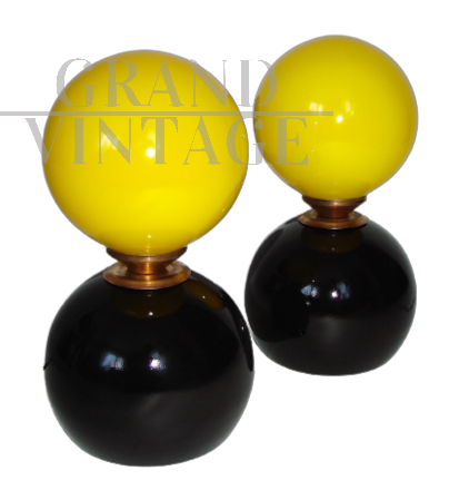 Coppia di lampade da tavolo anni '70 con sfere in vetro giallo                    
                            