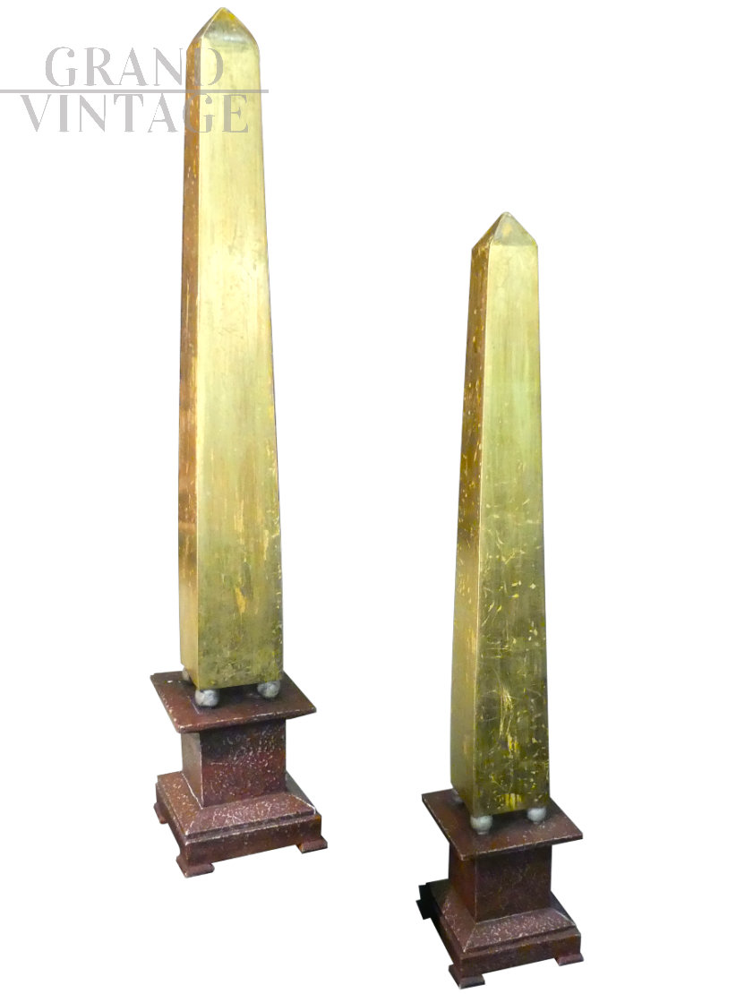Coppia di obelischi in legno dorato con base in porfido