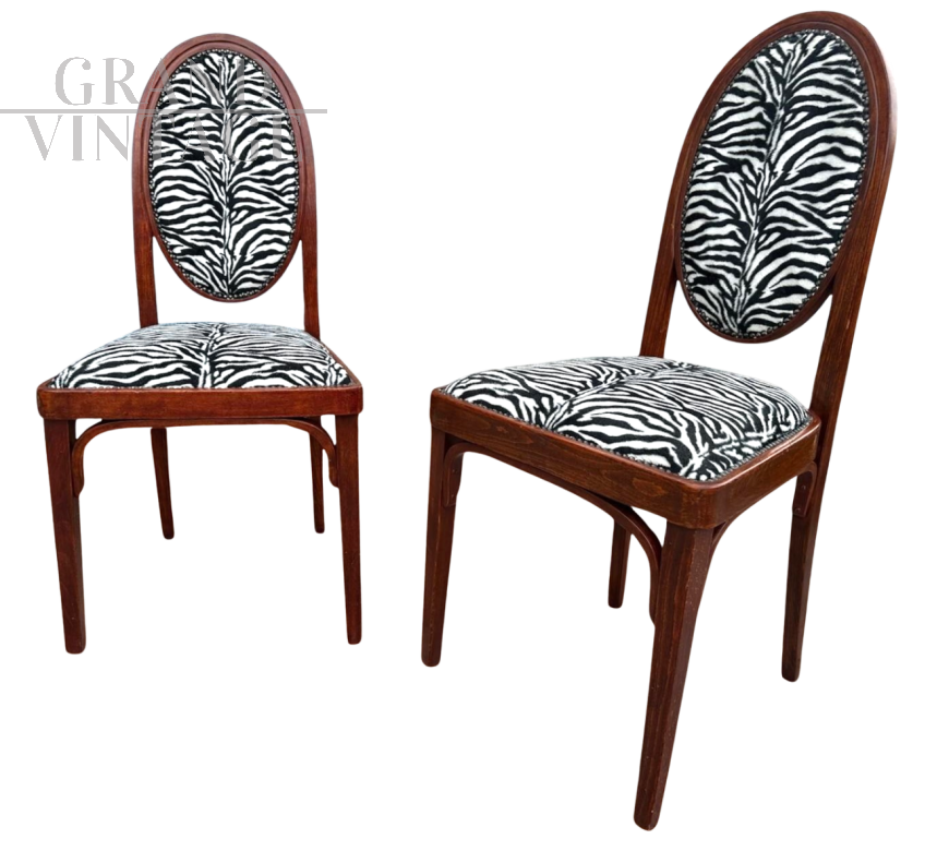 Coppia di sedie Thonet imbottite con tessuto zebrato                            