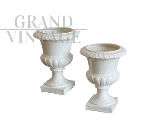 Coppia di vasi Capuani Este in ceramica laccata bianca, Italia '900