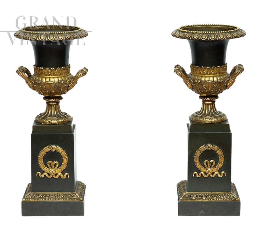 Coppia di vasi cassolette antichi Carlo X in bronzo dorato e bronzo patinato                            