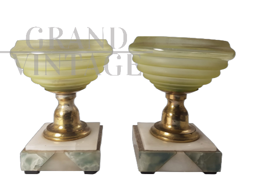 Coppia di vasi coppe in vetro su base in marmo