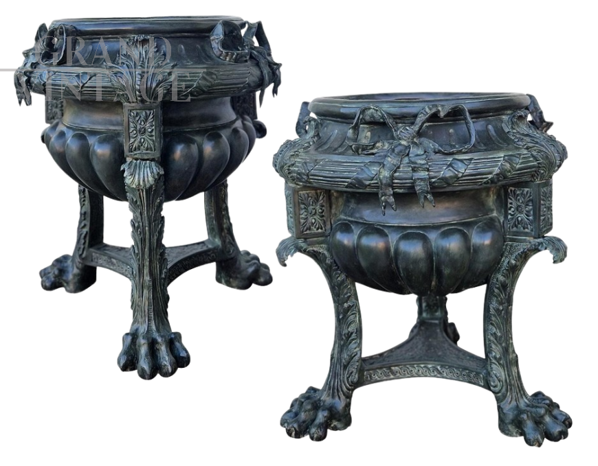 Coppia di vasi di bronzo in stile Impero con zampe ferine                            