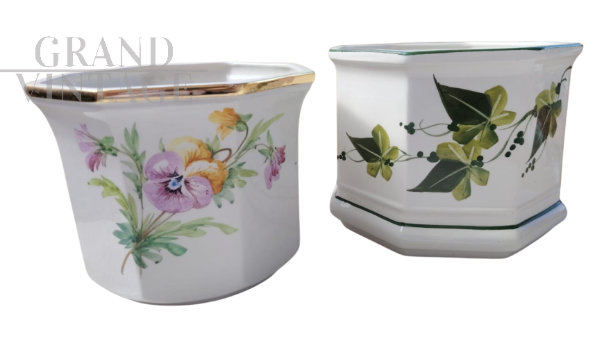 Coppia di vasi vintage in ceramica con decori floreali