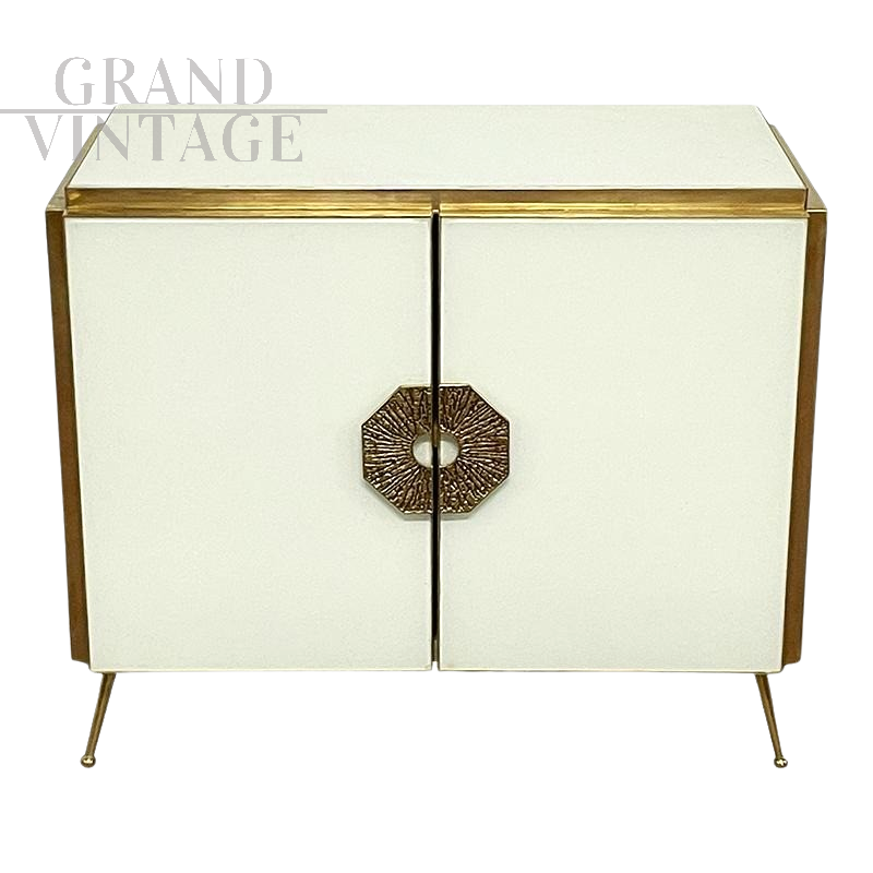 Credenza a due ante in vetro bianco con maniglia in ottone                            
