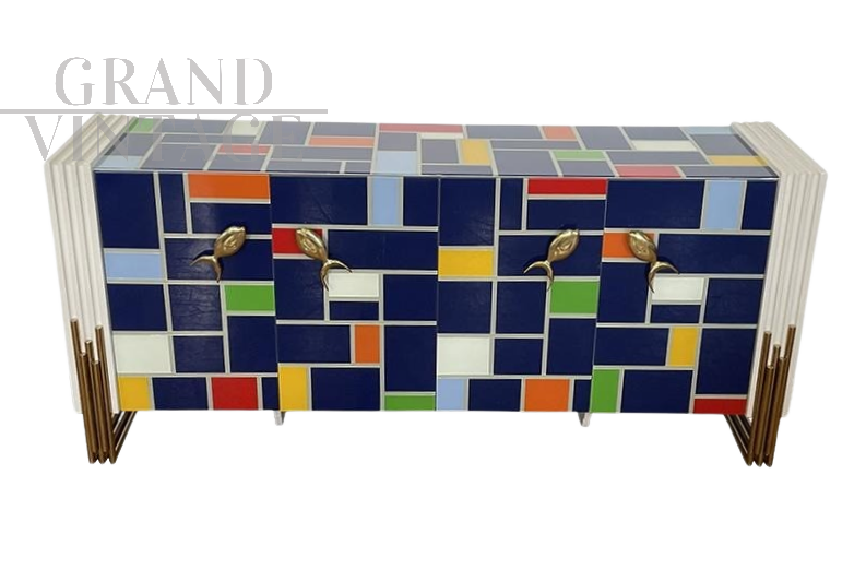 Credenza in vetro multicolore con maniglie dorate sagomate                            