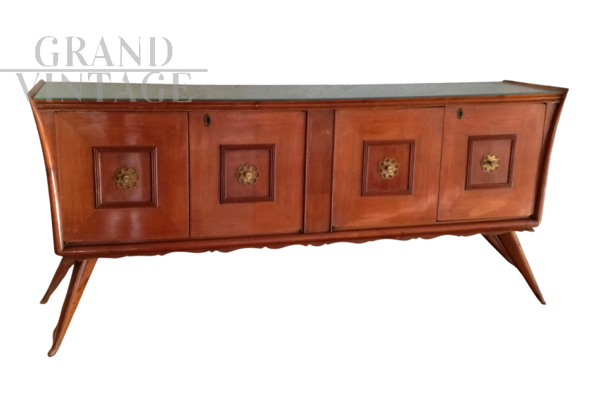 Credenza anni '50 a 4 ante con piano in vetro verde e dettagli in ottone                            
