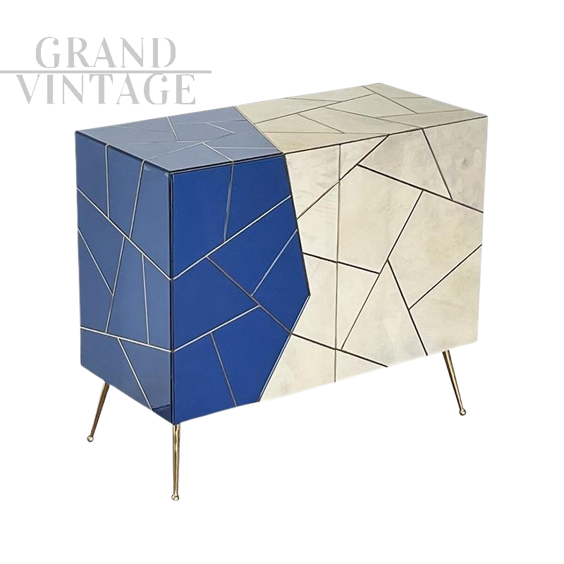 Credenza design rivestita in vetro blu e color pergamena                            