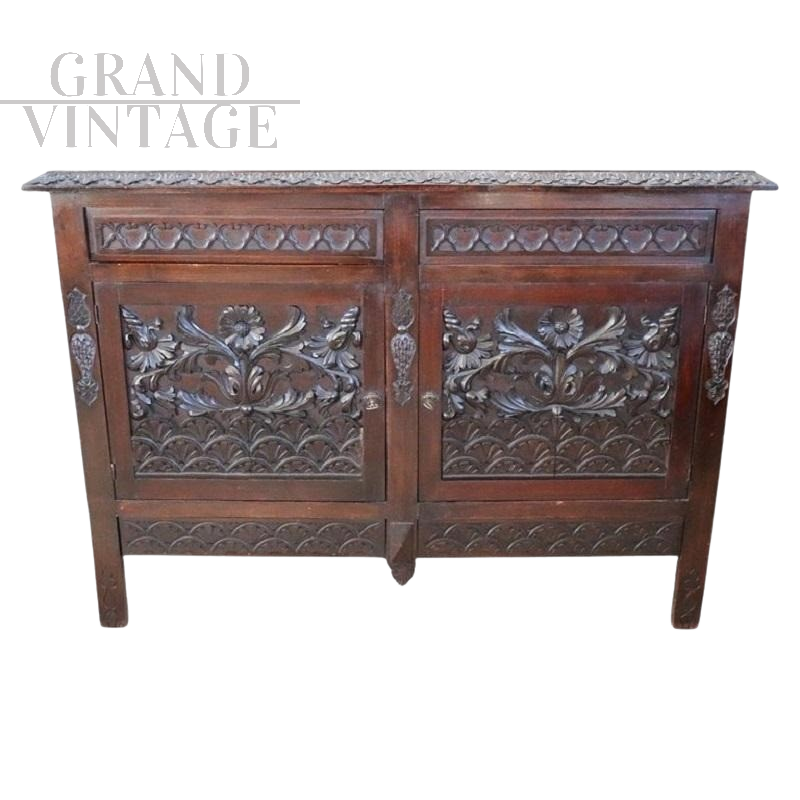 Credenza liberty in faggio finemente intagliato                            